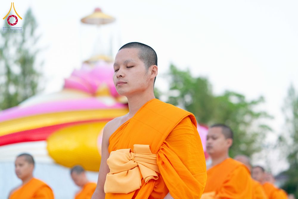 ภาพ No.290698:วันที่ 8 มกราคม พ.ศ. 2569 พระธรรมยาตราปฏิบัติธรรม และถ่ายภาพหมู่ประวัติศาสตร์ ในโครงการธรรมยาตรา กตัญญูบูชามหาปูชนียาจารย์ พระมงคลเทพมุนี(สด จนฺทสโร) พระผู้ปราบมาร อนุสรณ์สถาน 7 แห่ง ปีที่ 14 ณ อนุสรณ์สถานคลองบางนางแท่น อ.สามพราน จ.นครปฐม