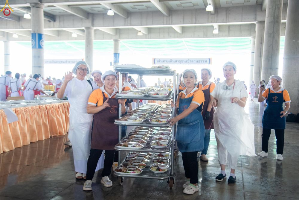 ภาพ No.325730:วันที่ 22 เมษายน พ.ศ.2569(วันคุ้มครองโลก) งานถวายมหาสังฆทาน 40,000 กว่าวัดทั่วประเทศ เจ้าหน้าที่ สาธุชน ร่วมใจจัดเตรียมภัตตาหารเพล (ชุด 2)