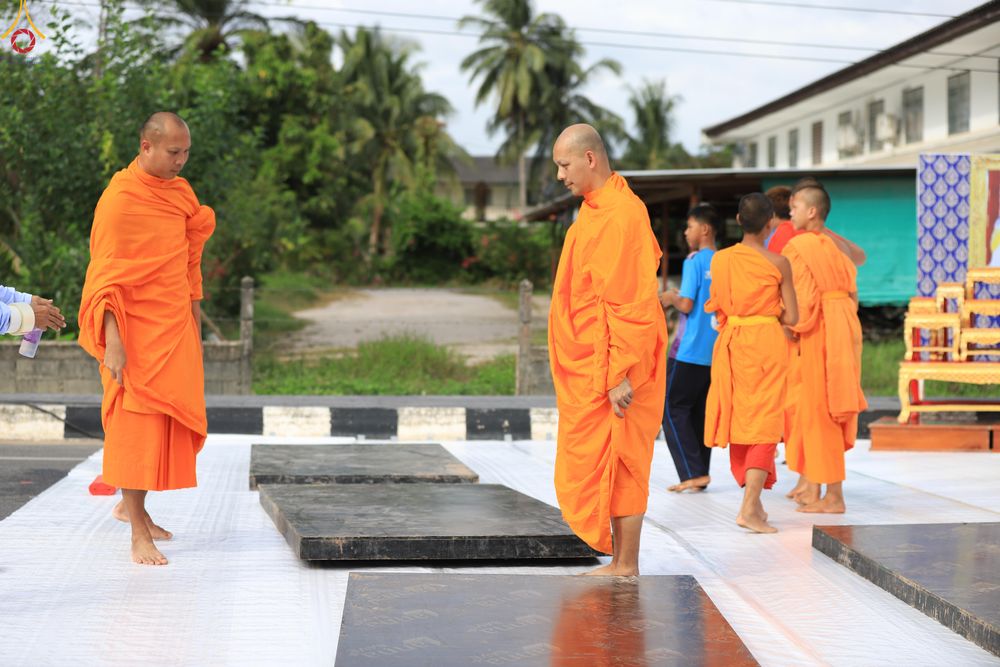 ภาพ No.280855:วันที่ 27 ธันวาคม พ.ศ.2568 คณะสงฆ์และเจ้าหน้าที่ทุกสังกัด ช่วยกันเตรียมงานตักบาตรพระ 1,000 รูป จ.สตูล