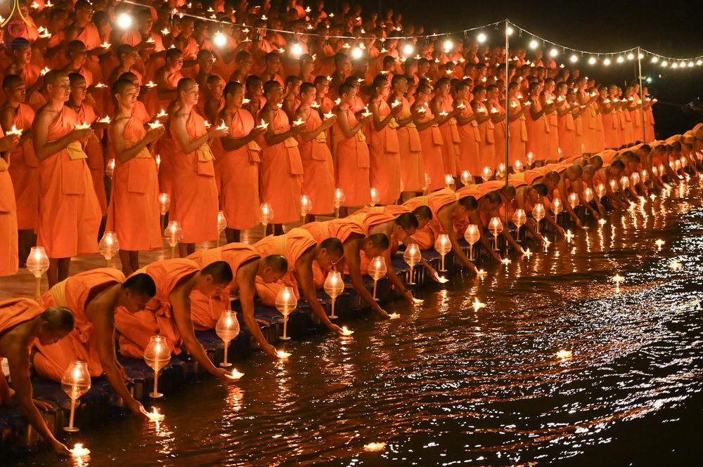 ภาพ No.294172:วันที่ 13 มกราคม พ.ศ. 2569 พิธีจุดประทีปถวายเป็นพุทธบูชา และบูชาธรรมมหาปูชนียาจารย์  (ภาพชุดที่ 2) ณ วัดสองพี่น้อง ต.ต้นตาล อ.สองพี่น้อง จ.สุพรรณบุรี ในโครงการธรรมยาตรา กตัญญูบูชา มหาปูชนียาจารย์ พระมงคลเทพมุนี(สด จนฺทสโร) พระผู้ปราบมาร อนุสรณ์สถาน 7 แห่