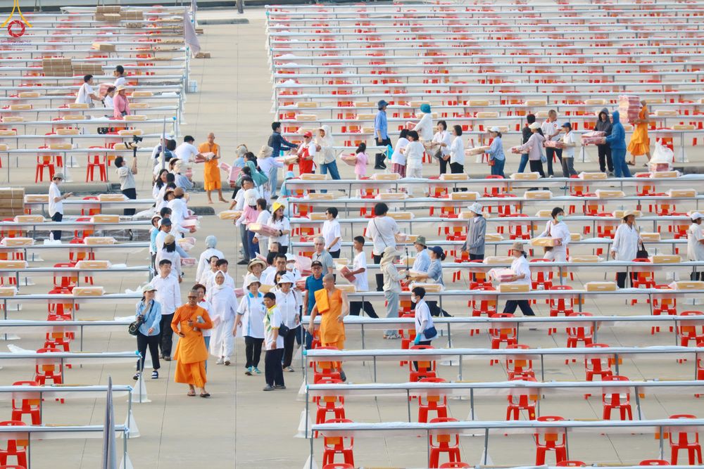 ภาพ No.322554:วันที่ 17 เมษายน พ.ศ.2569 การเรียงกล่องไทยธรรม เรียงน้ำดื่ม เรียงร่ม ณ ลานธรรมพระมหาธรรมกายเจดีย์ เพื่องานถวายมหาสังฆทาน 40,000 กว่าวัดทั่วประเทศ วันคุ้มครองโลก 22 เมษายน พ.ศ.2569 วัดพระธรรมกาย