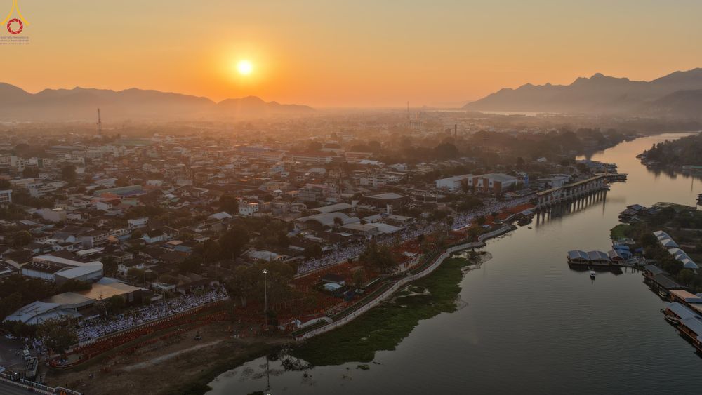 ภาพ No.284137:วันเสาร์ที่ 20 ธันวาคม พ.ศ.2568  พิธีตักบาตรพระ 10,000 รูป เนื่องในโอกาส 194 ปี จังหวัดกาญจนบุรี และอุทิศส่วนกุศลให้แด่บรรพชนทั้งหลาย บริเวณถนนสองแคว (Skywalk) เมืองกาญจนบุรี