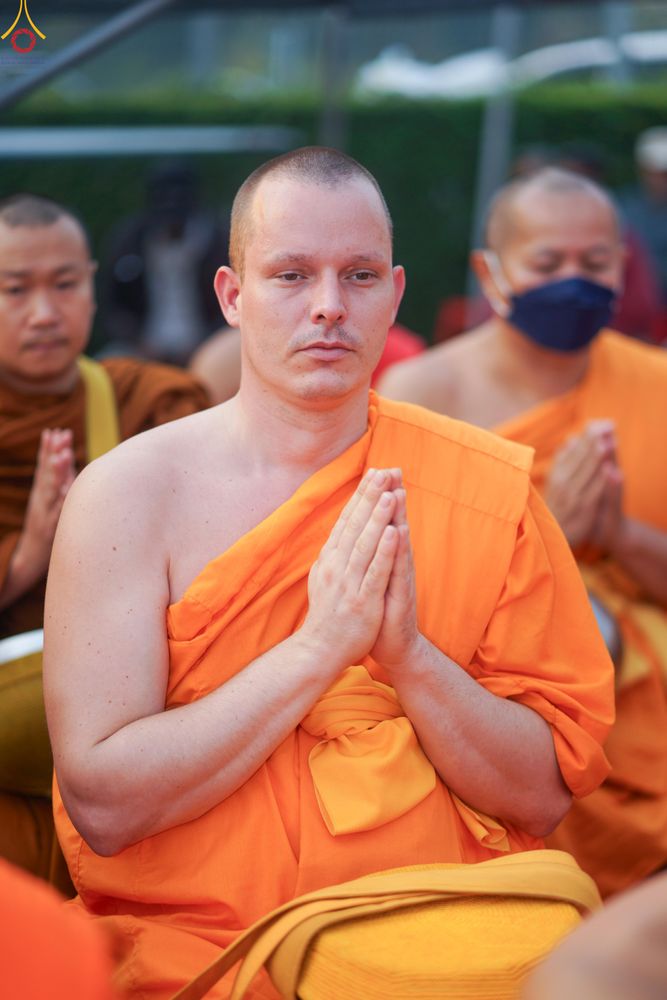 ภาพ No.321027:วันอาทิตย์ที่ ๑๒ เมษายน พ.ศ ๒๕๖๙ พิธีตักบาตรปี๋ใหม่เมืองพระภิกษุสงฆ์ ๓๓๙ รูป  อุทิศถวายพระราชกุศลสมเด็จพระนางสิริกิติ์  พระบรมราชินีนาถ พระบรมราชชนนีพันปีหลวง และฉลองเมืองแม่แตงครบรอบ ๑๑๙ ปี ณ ลานโรงแรมแอร์ไดมอนด์ อำเภอแม่แตง จังหวัดเชียงใหม่