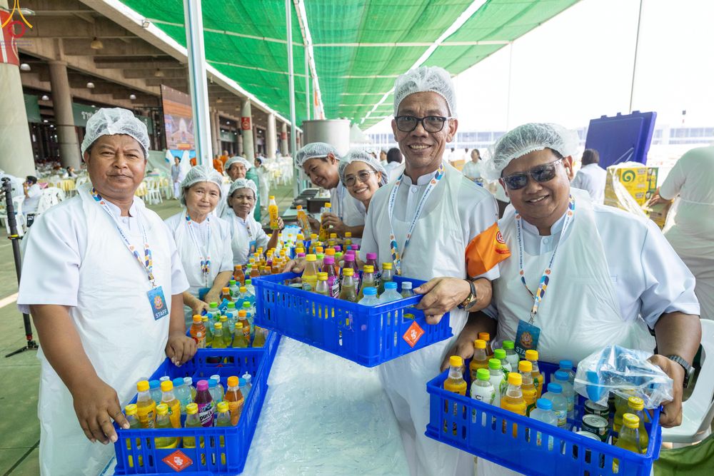 ภาพ No.323691:วันที่ 22 เมษายน พ.ศ.2569(วันคุ้มครองโลก) งานถวายมหาสังฆทาน 40,000 กว่าวัดทั่วประเทศ คณะสงฆ์ฉันภัตตาหารเพล