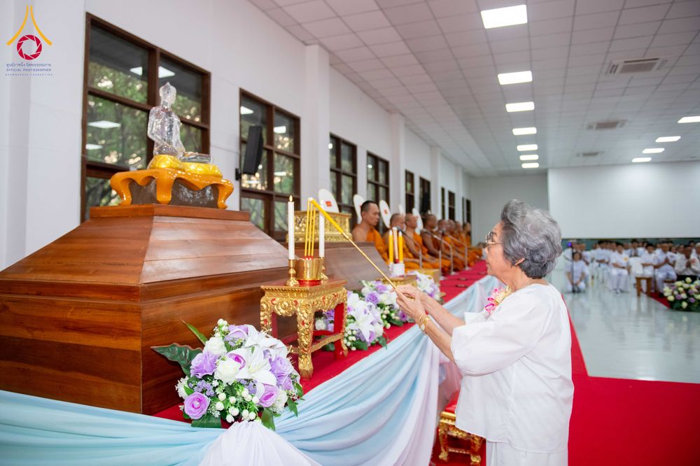 ภาพ No.315829:วันพฤหัสบดีที่ 26 มีนาคม พ.ศ. 2569 พิธีบำเพ็ญกุศล คุณพ่อณรงค์ จินตมากุล  สิริอายุ 99 ปี 11 เดือน โยมบิดา พระครูปลัดรัตนวีรวัฒน์ (รังสฤษดิ์ อิทฺธิจินตโก) ที่ปรึกษาเจ้าคณะจังหวัดปทุมธานี เจ้าอาวาสวัดพระธรรมกาย  ณ ห้องปลูกศรัทธา 2 วัดพระธรรมกาย ปทุมธานี