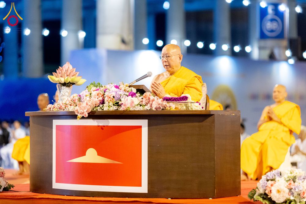 ภาพ No.286729:วันอาสาฬหบูชา วันพฤหัสบดีที่ 10 กรกฏาคม พ.ศ.2568  พิธีเวียนประทักษิณรอบพระมหาธรรมกายเจดีย์ , พิธีฉลองชัยสวดมนต์บทธัมมจักกัปปวัตตนสูตร ครบ 7,520,000,000 จบ ณ มหารัตนวิหารคด วัดพระธรรมกาย