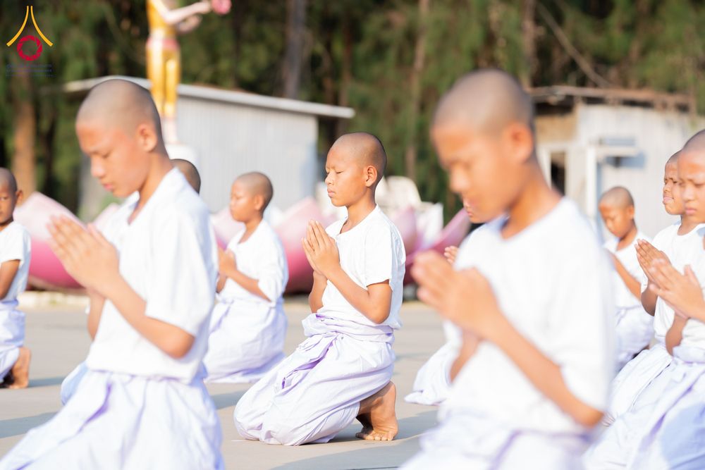 ภาพ No.318652:วันที่ 29 มีนาคม พ.ศ. 2569 พิธีเวียนประทักษิณ มอบผ้าไตร บรรพชาสามเณร  ณ ศูนย์อบรมเยาวชนกาญบุรี