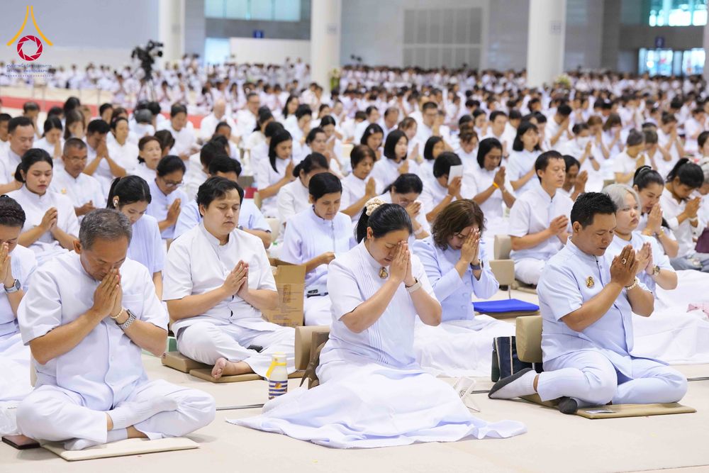 ภาพ No.337970:วันอาทิตย์ต้นเดือน 5 กรกฎาคม พ.ศ.2569 สัมมนาพิเศษ พิธีมอบพระของขวัญ ณ ห้องแก้วสารพัด1 วัดพระธรรมกาย