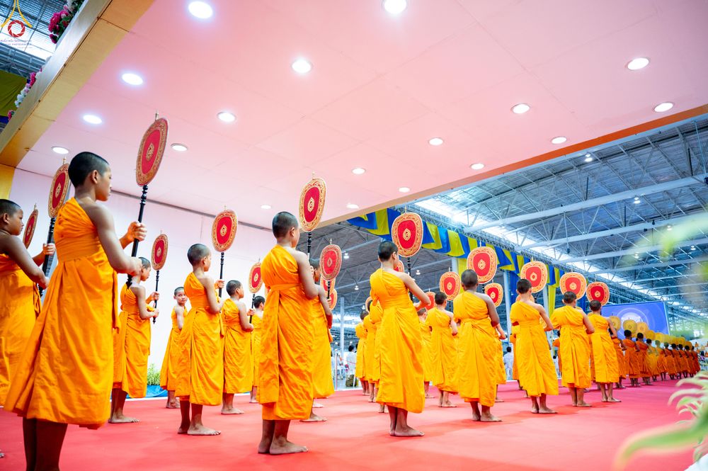 ภาพ No.338928:วันอาทิตย์ที่ 12 กรกฎาคม พ.ศ.2569 พิธีมุทิตาผู้สอบได้เปรียญธรรม ประโยค 1-2 ถึง ป.ธ.9 และ บ.ศ.1-2 ถึง บ.ศ.6 สำนักศาสนศึกษาวัดพระธรรมกาย ประจำปี 2569, พิธีมอบตราตั้งแต่งตั้งอาจารย์ใหญ่ สำนักศาสนศึกษาวัดพระธรรมกาย