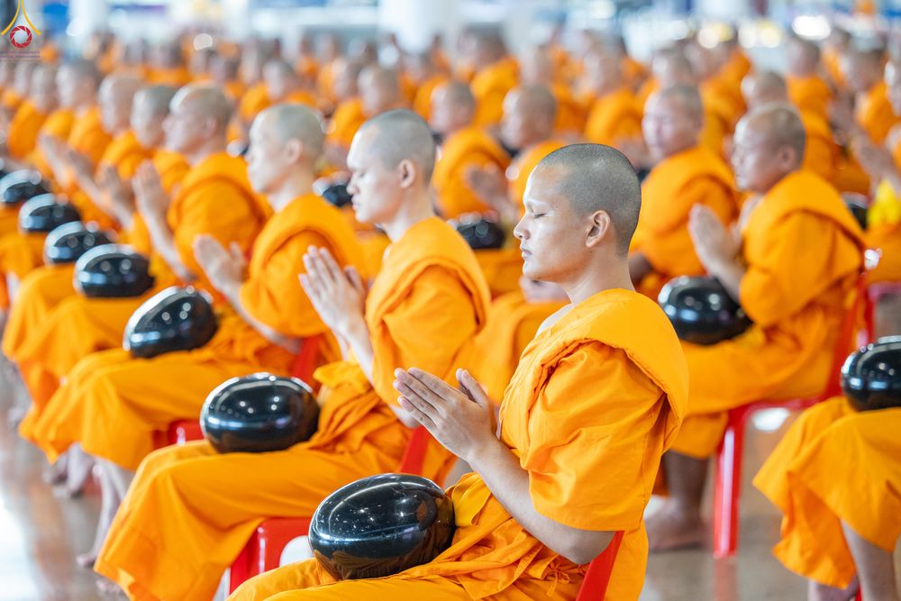 ภาพ No.327898:วันที่ 3 พฤษภาคม พ.ศ.2569 พิธีตักบาตร ข้าวสารอาหารแห้ง ณ บ้านแก้วเรือนทองคุณยายอาจารย์ฯ วัดพระธรรมกาย