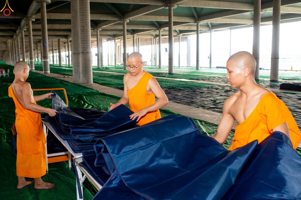 ภาพ No.322363:วันที่ 16 เมษายน พ.ศ.2569 การจัดเตรียมเบาะรองนอน เช็ดทำความสะอาด  เพื่องานถวายมหาสังฆทาน 40,000 กว่าวัดทั่วประเทศ วันคุ้มครองโลก 22 เมษายน พ.ศ.2569 วัดพระธรรมกาย