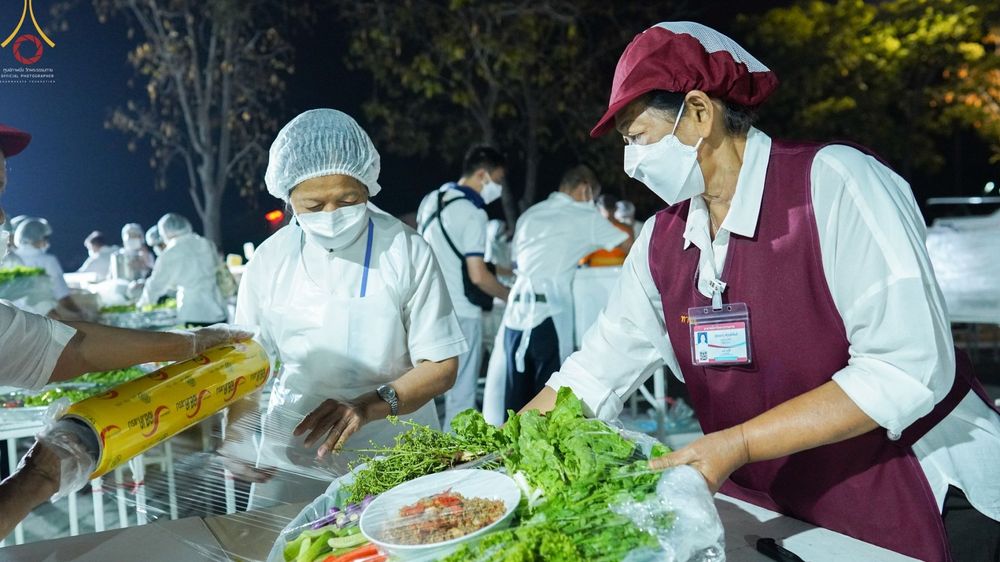 ภาพ No.71424:พิธีถวายภัตตาหารเป็นสังฆทาน แด่คณะพระธรรมยาตราฯ ในโครงการธรรมยาตรากตัญญูบูชา มหาปูชนียาจารย์ พระมงคลเทพมุนี(สด จนฺทสโร) พระผู้ปราบมาร อนุสรณ์สถาน 7 แห่ง ปีที่ 11 วันที่ 16 มกราคม พ.ศ. 2566