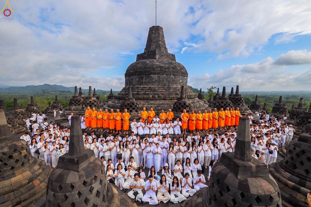 ภาพ No.330050:วันที่ 27-29 พฤษภาคม พ.ศ.2569 MBMI Tangerang (Majelis Agama Buddha Mahanikaya) ได้มีการเตรียมงานเพื่อจัดงานวิสาขบูชานานาชาติ  ชึ่งในงานจะมีการจุดประทีปโคมลาน โคมลอย กว่า 20,000 ดวง  เพื่อน้อมถวายเป็นพุทธบูชา และเพื่อเป็นการกระชับสัมพันธมิตรภาพ