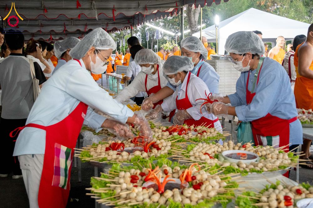 ภาพ No.288272:วันที่ 5 มกราคม พ.ศ. 2569 พิธีถวายภัตตาหารเป็นสังฆทาน แด่พระธรรมยาตรา ในโครงการธรรมยาตรา กตัญญูบูชา มหาปูชนียาจารย์ พระมงคลเทพมุนี(สด จนฺทสโร) พระผู้ปราบมาร อนุสรณ์สถาน 7 แห่ง ปีที่ 14 ณ อนุสรณ์สถานมหาวิหารพระมงคลเทพมุนี (โลตัสแลนด์) อ.สองพี่น้อง จ.สุพรร