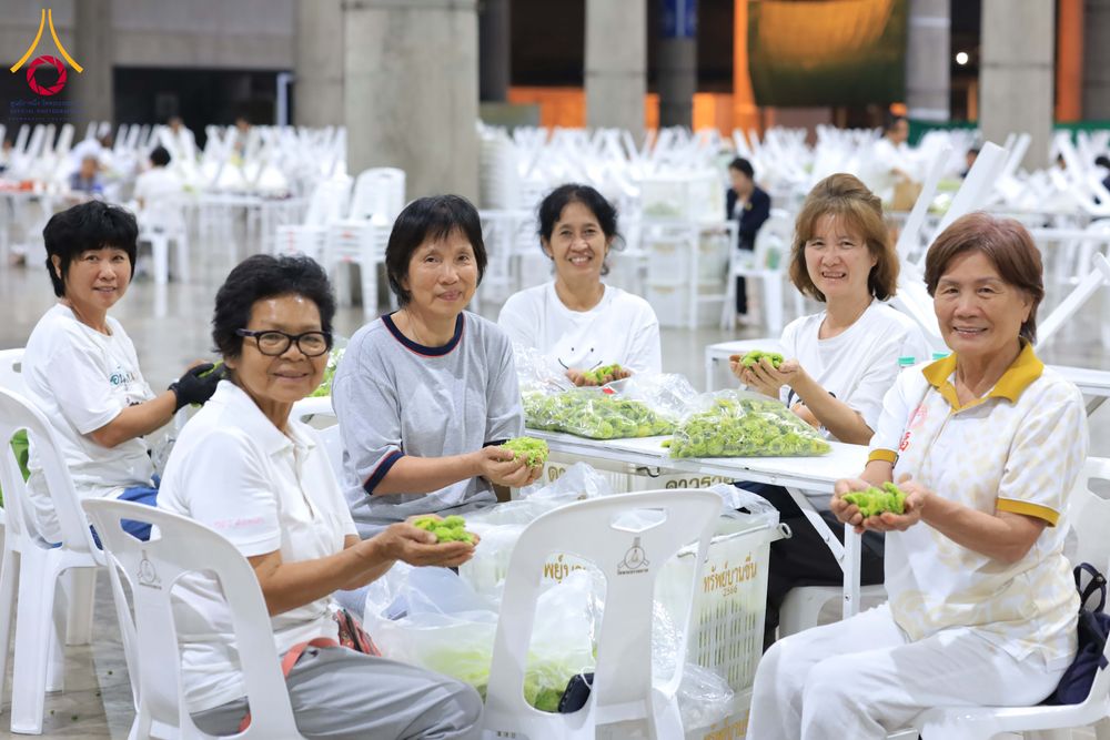 ภาพ No.303275:วันที่ 15-21 มกราคม พ.ศ.2569 ปลิดกลีบดอกเบญจทรัพย์ เพื่อโปรยต้อนรับพระธรรมยาตรา ในโครงการธรรมยาตรา กตัญญูบูชา มหาปูชนียาจารย์ พระมงคลเทพมุนี(สด จนฺทสโร) พระผู้ปราบมาร อนุสรณ์สถาน 7 แห่ง ปีที่ 14 ณ วิหารคด วัดพระธรรมกาย