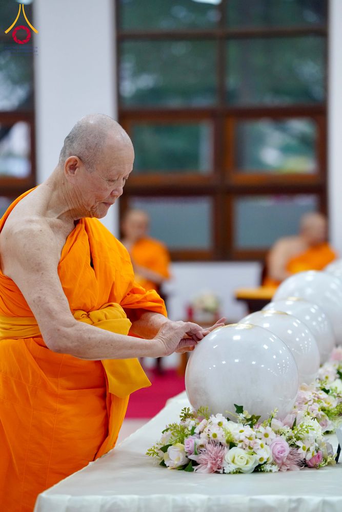 ภาพ No.294306:วันอาทิตย์ที่ 14 ธันวาคม พ.ศ.2568 พิธีเจริญพระพุทธมนต์สมโภชดวงแก้วลูกนิมิตเอก และดวงแก้วนิมิตปฏิบัติธรรม อัญเชิญประดิษฐาน  ณ วัดพระธรรมกายในประเทศสหรัฐอเมริกาและประเทศเยอรมนี 7 แห่ง ณ อาคารปลูกศรัทธา 2 วัดพระธรรมกาย