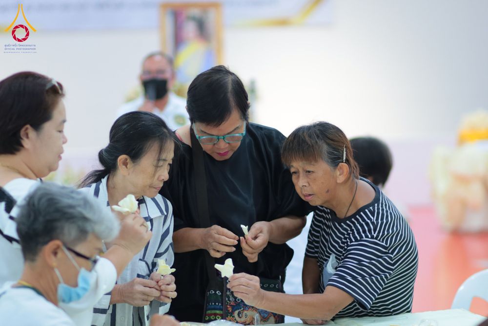 ภาพ No.327486:วันศุกร์ที่ 1 พฤษภาคม พ.ศ. 2569 รวมใจพสกนิกรชาวอำเภอคลองหลวง ประดิษฐ์ดอกไม้จันทน์ เพื่อใช้ในพิธีถวายดอกไม้จันทน์ในงานพระราชพิธีถวายพระเพลิงพระบรมศพ สมเด็จพระนางเจ้าสิริกิติ์ พระบรมราชินีนาถ พระบรมราชชนนีพันปีหลวง ณ วัดพระธรรมกาย