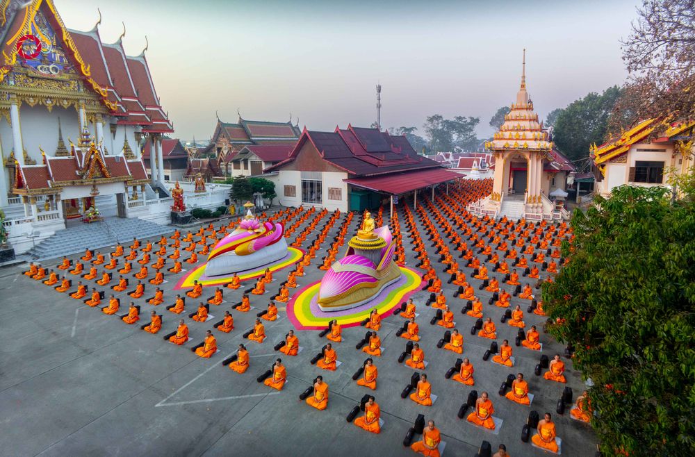 ภาพ No.297324:วันที่ 15 มกราคม พ.ศ.2569 พระธรรมยาตราปฏิบัติธรรมและถ่ายภาพหมู่ประวัติศาสตร์ อนุสรณ์สถานลำดับที่ 4 สถานที่เกิดด้วยกายธรรม  ณ วัดโบสถ์บน ต.บางคูเวียง จ.นนทบุรี ในโครงการธรรมยาตรา กตัญญูบูชา มหาปูชนียาจารย์ พระมงคลเทพมุนี(สด จนฺทสโร) พระผู้ปราบมาร อนุสรณ์ส