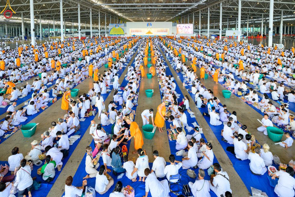 ภาพ No.82971:พิธีตักบาตร ณ บ้านแก้วเรือนทองคุณยายอาจารย์ฯ พิธีบูชาข้าวพระ ณ สภาธรรมกายสากล วัดพระธรรมกาย ในวันอาทิตย์ต้นเดือนที่ 2 ก.ค. พ.ศ.2566