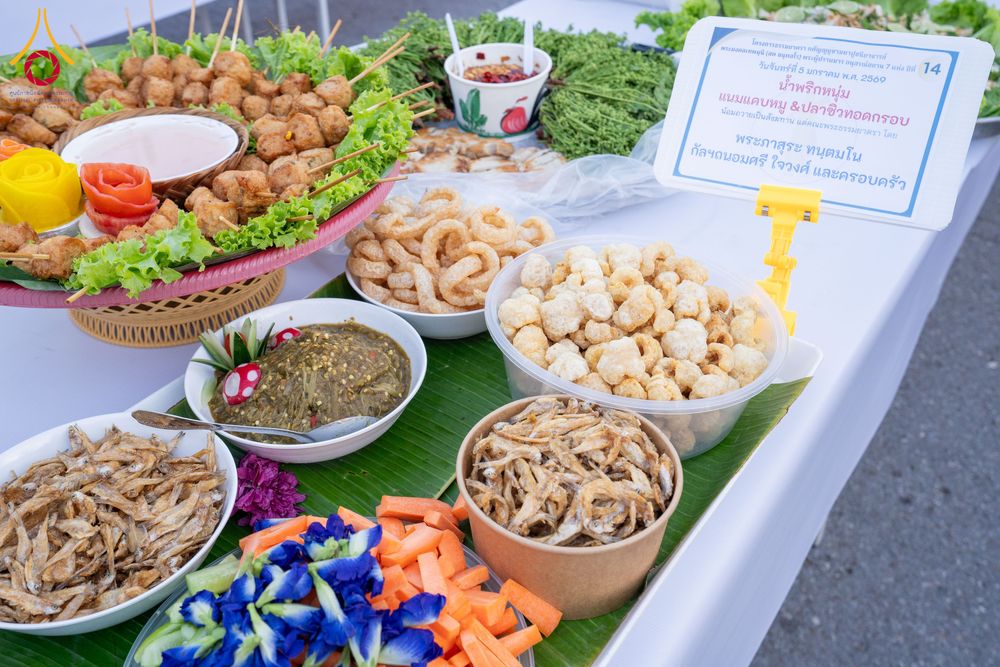 ภาพ No.288314:วันที่ 5 มกราคม พ.ศ. 2569 พิธีถวายภัตตาหารเป็นสังฆทาน แด่พระธรรมยาตรา ในโครงการธรรมยาตรา กตัญญูบูชา มหาปูชนียาจารย์ พระมงคลเทพมุนี(สด จนฺทสโร) พระผู้ปราบมาร อนุสรณ์สถาน 7 แห่ง ปีที่ 14 ณ อนุสรณ์สถานมหาวิหารพระมงคลเทพมุนี (โลตัสแลนด์) อ.สองพี่น้อง จ.สุพรร