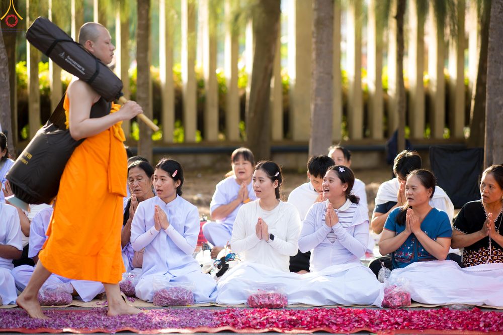 ภาพ No.287490:วันที่ 3 มกราคม พ.ศ. 2569 พิธีต้อนรับพระธรรมยาตรา ในโครงการธรรมยาตรา กตัญญูบูชา มหาปูชนียาจารย์ พระมงคลเทพมุนี(สด จนฺทสโร) พระผู้ปราบมาร อนุสรณ์สถาน 7 แห่ง ปีที่ 14 ณ อนุสรณ์สถานมหาวิหารพระมงคลเทพมุนี (โลตัสแลนด์) อ.สองพี่น้อง จ.สุพรรณบุรี