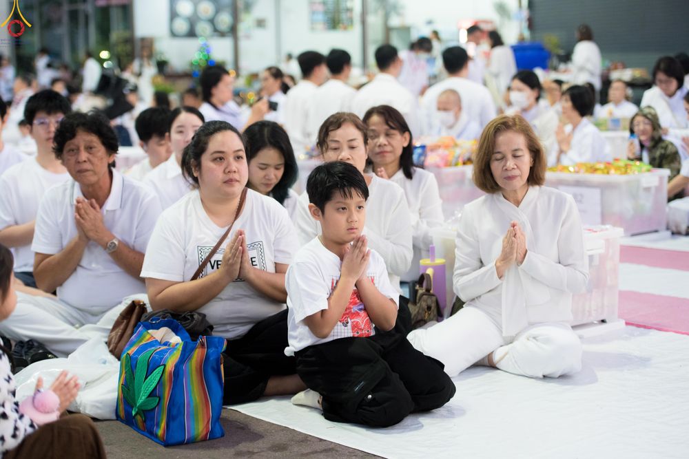 ภาพ No.282587:วันเสาร์ที่ 20 ธันวาคม พ.ศ.2568 พิธีตักบาตรพระ 10,000 รูป (ชุด 2) เนื่องในโอกาส 194 ปี จังหวัดกาญจนบุรี และอุทิศส่วนกุศลให้แด่บรรพชนทั้งหลาย บริเวณถนนสองแคว (Skywalk) เมืองกาญจนบุรี