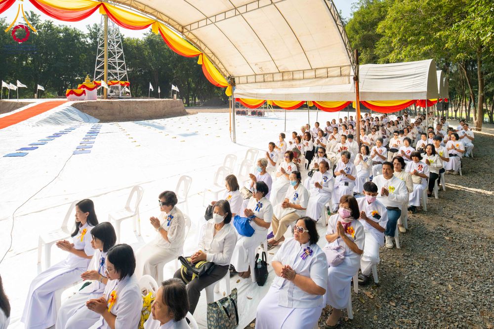 ภาพ No.285758:วันพุธที่ 10 ธันวาคม พ.ศ.2568  พิธีตอกเสาเข็มมงคลต้นสุดท้าย รองรับองค์พระเจดีย์เพื่อสร้างสันติภาพโลก ณ ศูนย์ปฏิบัติธรรมและศูนย์อบรมเยาวชน ชัยนาท