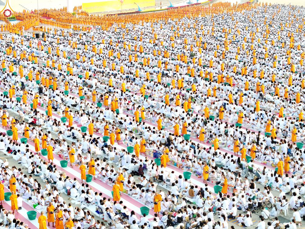 ภาพ No.279818:วันที่ 1 มกราคม พ.ศ.2569 พิธีตักบาตรในวันขึ้นปีใหม่ ณ ลานธรรม วัดพระธรรมกาย