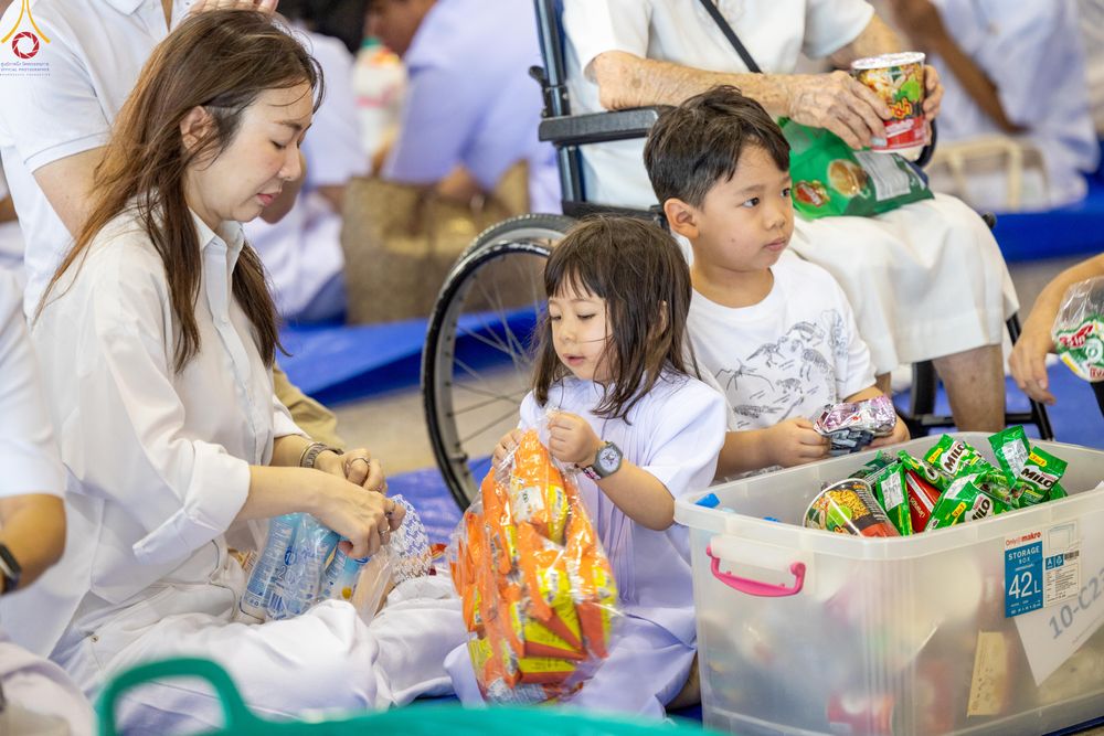 ภาพ No.318157:วันอาทิตย์ต้นเดือนที่ 5 เมษายน พ.ศ.2569 พิธีตักบาตร ณ บ้านแก้วเรือนทองคุณยายอาจารย์ฯ วัดพระธรรมกาย