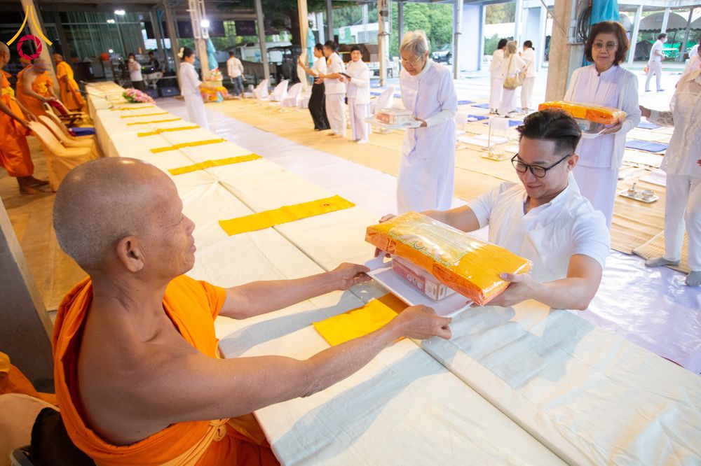 ภาพ No.292608:วันที่ 12 มกราคม พ.ศ. 2569 พิธีถวายภัตตาหารเป็นสังฆทาน แด่พระธรรมยาตรา ณ อนุสรณ์สถานมหาวิหารพระมงคลเทพมุนี (โลตัสแลนด์) อ.สองพี่น้อง จ.สุพรรณบุรี ในโครงการธรรมยาตรา กตัญญูบูชา มหาปูชนียาจารย์ พระมงคลเทพมุนี(สด จนฺทสโร) พระผู้ปราบมาร อนุสรณ์สถาน 7 แห่ง ปี