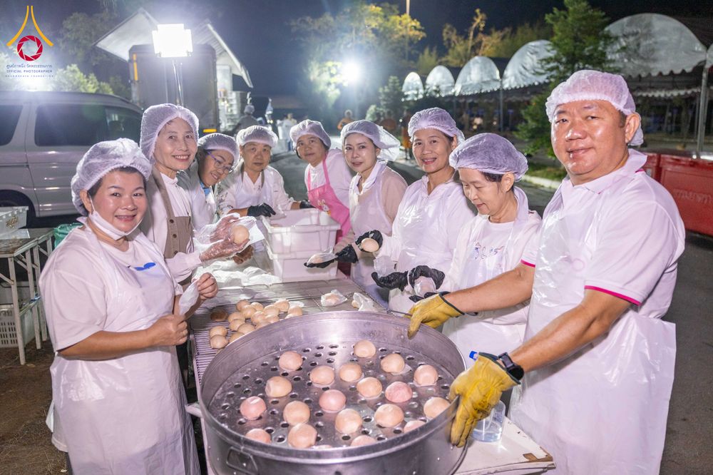 ภาพ No.288234:วันที่ 5 มกราคม พ.ศ. 2569 พิธีถวายภัตตาหารเป็นสังฆทาน แด่พระธรรมยาตรา ในโครงการธรรมยาตรา กตัญญูบูชา มหาปูชนียาจารย์ พระมงคลเทพมุนี(สด จนฺทสโร) พระผู้ปราบมาร อนุสรณ์สถาน 7 แห่ง ปีที่ 14 ณ อนุสรณ์สถานมหาวิหารพระมงคลเทพมุนี (โลตัสแลนด์) อ.สองพี่น้อง จ.สุพรร