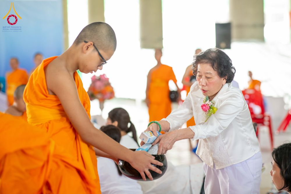ภาพ No.340009:วันอาทิตย์ที่ 19 กรกฎาคม พ.ศ.2569 พิธีตักบาตรโครงการบรรพชาสามเณรนานาชาติ รุ่นที่ 15 ณ มหารัตนวิหารคด 6 วัดพระธรรมกาย