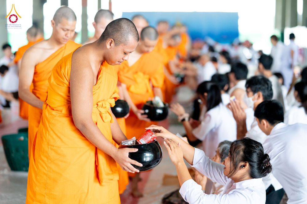 ภาพ No.336102:วันที่ 20 มิถุนายน พ.ศ. 2569 พิธีตักบาตรฉลองพระใหม่ โครงการอุปสมบทธรรมทายาทอุดมศึกษา รุ่นที่ 53