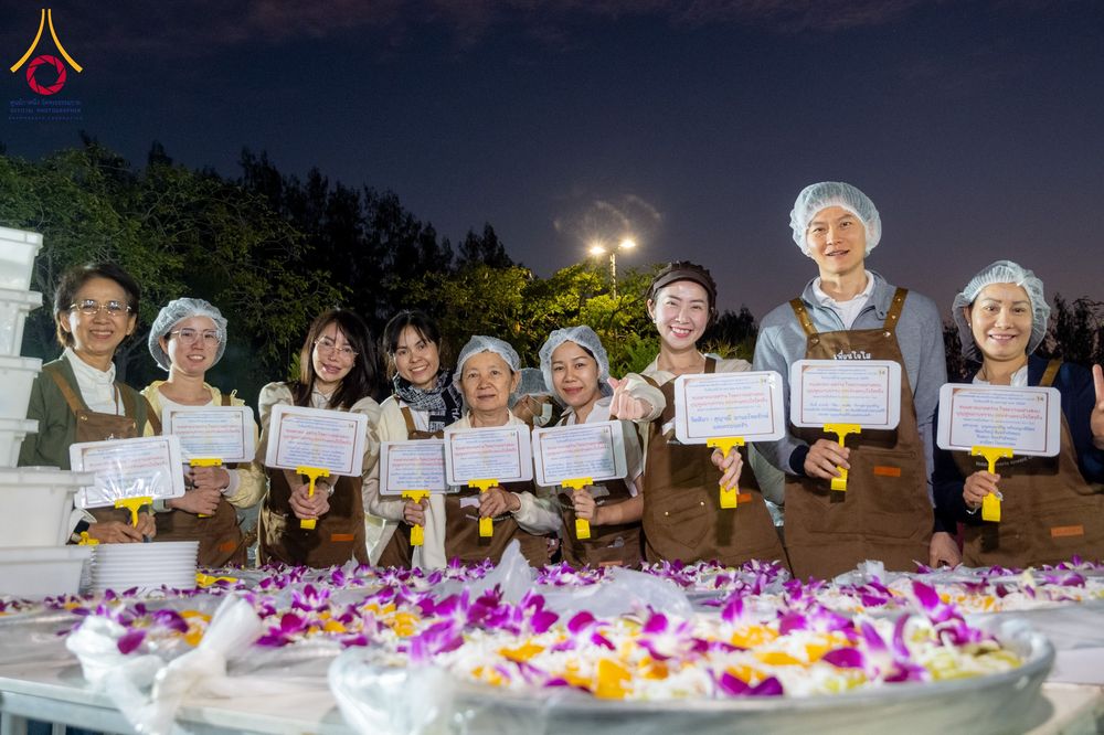 ภาพ No.292519:วันที่ 12 มกราคม พ.ศ. 2569 พิธีถวายภัตตาหารเป็นสังฆทาน แด่พระธรรมยาตรา ณ อนุสรณ์สถานมหาวิหารพระมงคลเทพมุนี (โลตัสแลนด์) อ.สองพี่น้อง จ.สุพรรณบุรี ในโครงการธรรมยาตรา กตัญญูบูชา มหาปูชนียาจารย์ พระมงคลเทพมุนี(สด จนฺทสโร) พระผู้ปราบมาร อนุสรณ์สถาน 7 แห่ง ปี