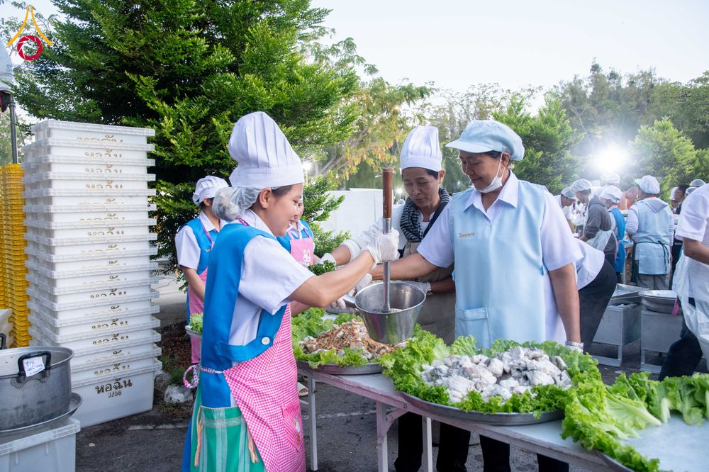 ภาพ No.288276:วันที่ 5 มกราคม พ.ศ. 2569 พิธีถวายภัตตาหารเป็นสังฆทาน แด่พระธรรมยาตรา ในโครงการธรรมยาตรา กตัญญูบูชา มหาปูชนียาจารย์ พระมงคลเทพมุนี(สด จนฺทสโร) พระผู้ปราบมาร อนุสรณ์สถาน 7 แห่ง ปีที่ 14 ณ อนุสรณ์สถานมหาวิหารพระมงคลเทพมุนี (โลตัสแลนด์) อ.สองพี่น้อง จ.สุพรร