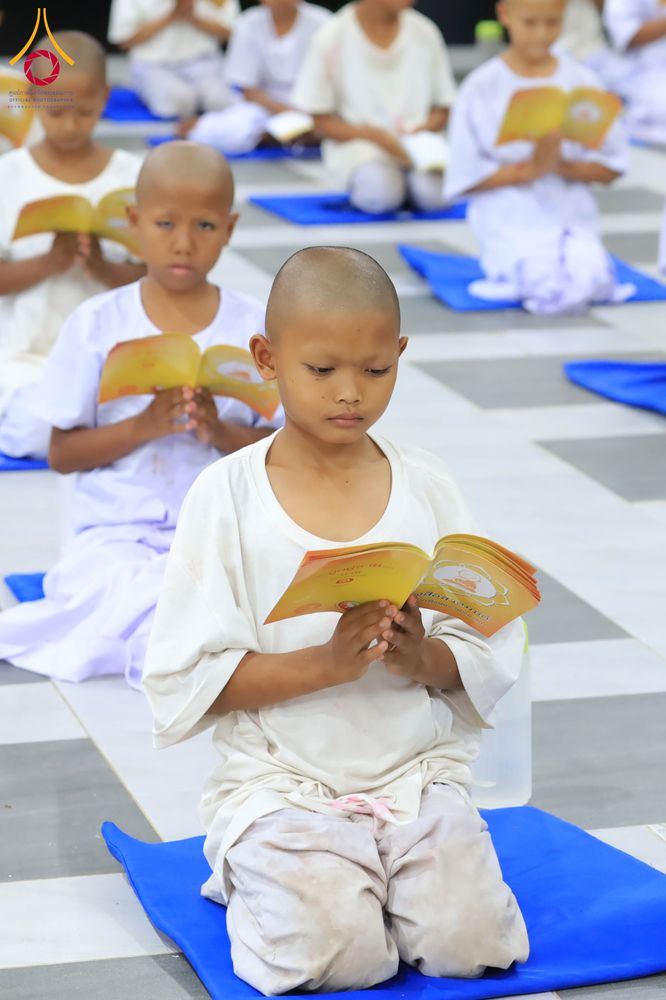 ภาพ No.319946:วันที่ 1 เมษายน พ.ศ.2569 นาคน้อยว่าที่สามเณรธรมทายาท จำนวน 98 คน  ร่วมกันสวดมนต์ทำวัตรเย็นและนั่งสมาธิ ณ ศูนย์ปฏิบัติธรรมบุรีรัมย์ จ.บุรีรัมย์