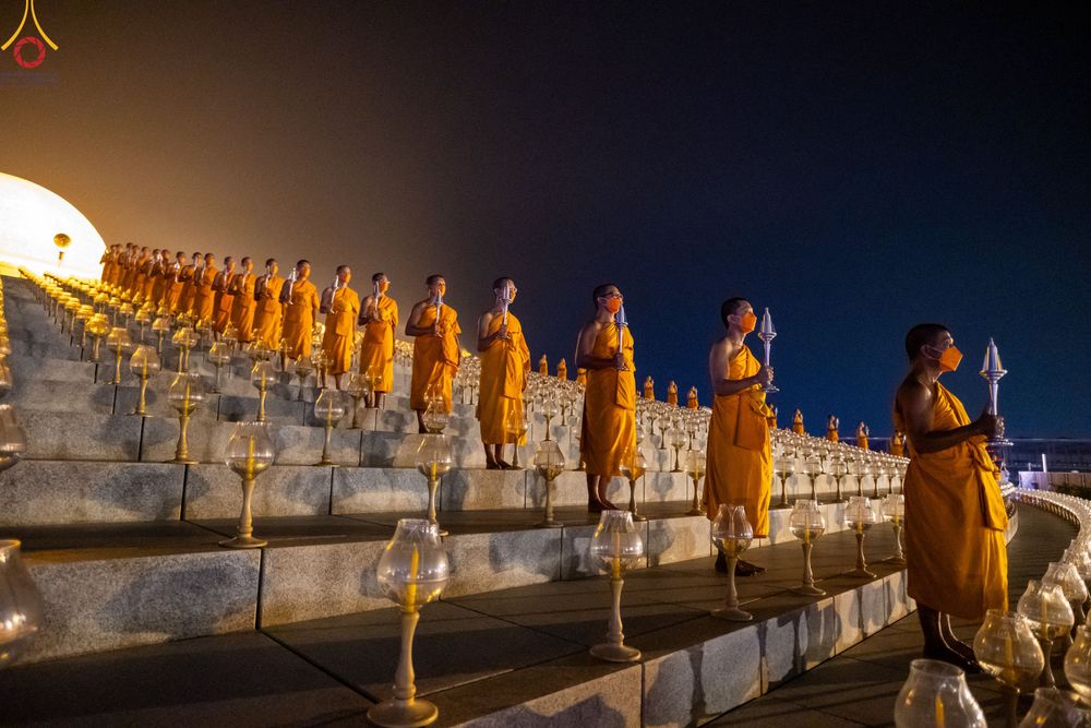 ภาพ No.90253:พิธีจุดประทีป 20,000 ดวง บูชาพระมหาธรรมกายเจดีย์ และบูชาพระมงคลเทพมุนี(สด จนฺทสโร) พระผู้ปราบมาร วันอังคารที่ 10 ตุลาคม พ.ศ. 2566 ณ ลานธรรมพระมหาธรรมกายเจดีย์ วัดพระธรรมกาย จ.ปทุมธานี