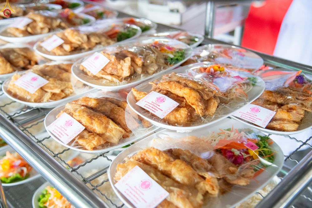 ภาพ No.325753:วันที่ 22 เมษายน พ.ศ.2569(วันคุ้มครองโลก) งานถวายมหาสังฆทาน 40,000 กว่าวัดทั่วประเทศ เจ้าหน้าที่ สาธุชน ร่วมใจจัดเตรียมภัตตาหารเพล (ชุด 2)