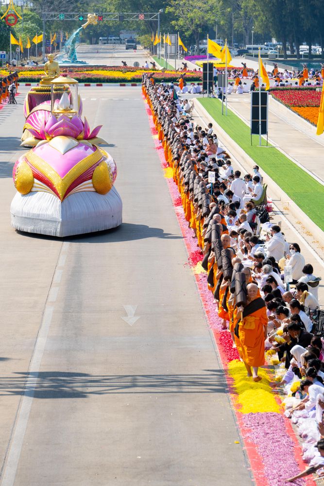 ภาพ No.304824:วันที่ 25 มกราคม พ.ศ. 2569 พิธีต้อนรับพระธรรมยาตรา (ภาพชุดที่ 2) รร.สามัคคีราษฏร์บำรุง-วัดพระธรรมกาย ในโครงการธรรมยาตรา กตัญญูบูชา มหาปูชนียาจารย์ พระมงคลเทพมุนี(สด จนฺทสโร) พระผู้ปราบมาร อนุสรณ์สถาน 7 แห่ง ปีที่ 14