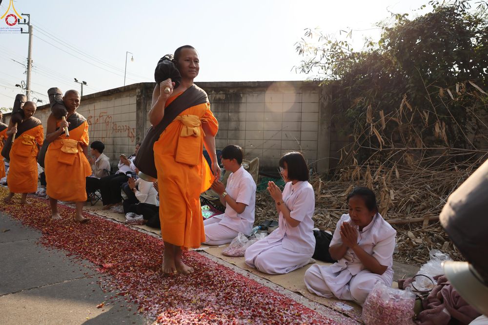 ภาพ No.295100:วันที่ 14 มกราคม พ.ศ. 2569 พิธีต้อนรับพระธรรมยาตรา อนุสรณ์สถานลำดับที่ 4  สถานที่เกิดด้วยกายธรรม ณ วัดโบสถ์บน ต.บางคูเวียง จ.นนทบุรี ในโครงการธรรมยาตรา กตัญญูบูชา มหาปูชนียาจารย์ พระมงคลเทพมุนี(สด จนฺทสโร) พระผู้ปราบมาร อนุสรณ์สถาน 7 แห่ง ปีที่ 14