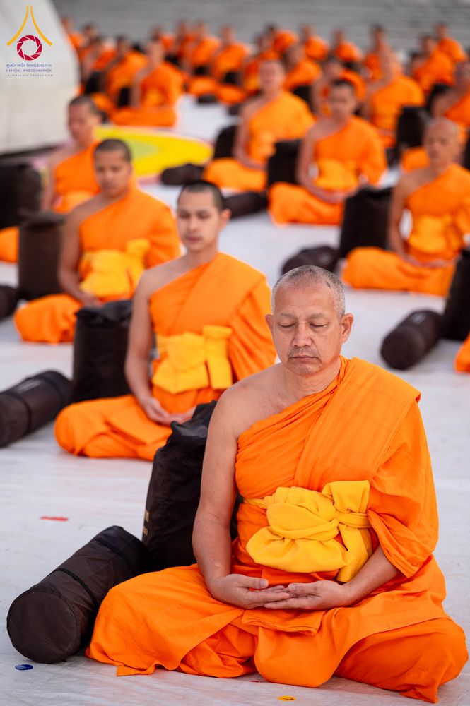 ภาพ No.290596:วันที่ 8 มกราคม พ.ศ. 2569 พระธรรมยาตราปฏิบัติธรรม และถ่ายภาพหมู่ประวัติศาสตร์ ในโครงการธรรมยาตรา กตัญญูบูชามหาปูชนียาจารย์ พระมงคลเทพมุนี(สด จนฺทสโร) พระผู้ปราบมาร อนุสรณ์สถาน 7 แห่ง ปีที่ 14 ณ อนุสรณ์สถานคลองบางนางแท่น อ.สามพราน จ.นครปฐม