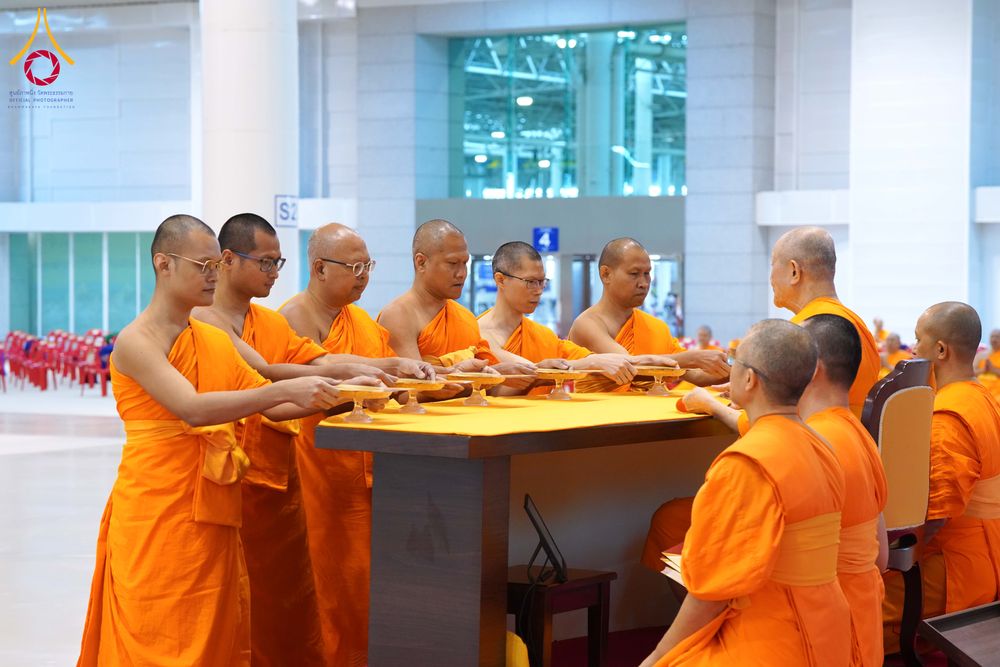 ภาพ No.285006:วันอาทิตย์ที่ 14 ธันวาคม พ.ศ.2568  พิธีปฏิบัติธรรม พิธีถวายภัตตาหารเป็นสังฆทาน พิธีมอบต้นสมบัติจักรพรรดิ ถวายแด่เจ้าอาวาสและประธานสงฆ์ 236 ศูนย์ส่งเสริมศีลธรรมทั่วโลก ณ สภาธรรมกายสากล วัดพระธรรมกาย