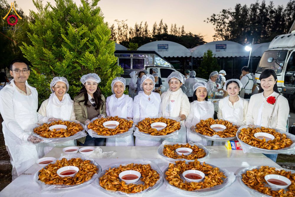 ภาพ No.292540:วันที่ 12 มกราคม พ.ศ. 2569 พิธีถวายภัตตาหารเป็นสังฆทาน แด่พระธรรมยาตรา ณ อนุสรณ์สถานมหาวิหารพระมงคลเทพมุนี (โลตัสแลนด์) อ.สองพี่น้อง จ.สุพรรณบุรี ในโครงการธรรมยาตรา กตัญญูบูชา มหาปูชนียาจารย์ พระมงคลเทพมุนี(สด จนฺทสโร) พระผู้ปราบมาร อนุสรณ์สถาน 7 แห่ง ปี