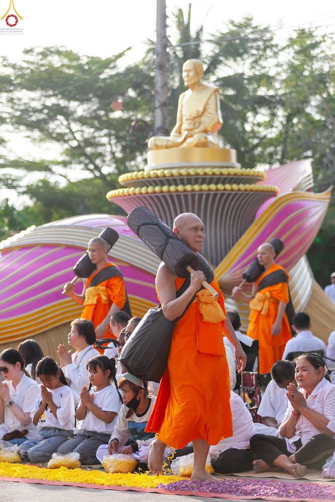 ภาพ No.287829:วันที่ 3 มกราคม พ.ศ. 2569 พิธีต้อนรับพระธรรมยาตรา ครั้งที่ 2 (ภาพชุดที่ 2) ในโครงการธรรมยาตรา กตัญญูบูชา มหาปูชนียาจารย์ พระมงคลเทพมุนี(สด จนฺทสโร) พระผู้ปราบมาร อนุสรณ์สถาน 7 แห่ง ปีที่ 14 ณ อนุสรณ์สถานมหาวิหารพระมงคลเทพมุนี (โลตัสแลนด์) อ.สองพี่น้อง จ.