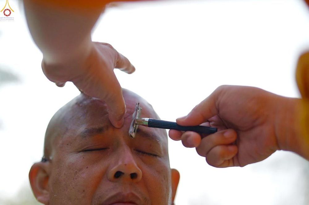 ภาพ No.280825:วันที่ 27 ธันวาคม พ.ศ. 2568  พิธีปลงผมนาคธรรมทายาท โครงการอุปสมบทหมู่บูชาธรรม 81 ปี หลวงพ่อธัมมชโย  ณ สมาคมพุทธ เขตตงช้ง ฮ่องกง