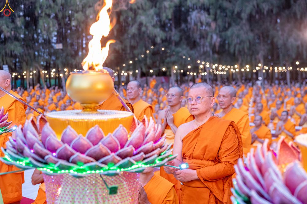 ภาพ No.290131:วันที่ 6 มกราคม พ.ศ. 2569 พิธีจุดประทีปถวายเป็นพุทธบูชา และบูชาธรรมมหาปูชนียาจารย์ (ภาพชุดที่ 2) ณ อนุสรณ์สถานมหาวิหารพระมงคลเทพมุนี (โลตัสแลนด์) อ.สองพี่น้อง จ.สุพรรณบุรี ในโครงการธรรมยาตรา กตัญญูบูชา มหาปูชนียาจารย์ พระมงคลเทพมุนี(สด จนฺทสโร) พระผู้ปรา