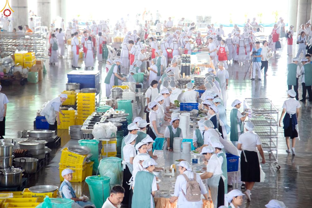 ภาพ No.325760:วันที่ 22 เมษายน พ.ศ.2569(วันคุ้มครองโลก) งานถวายมหาสังฆทาน 40,000 กว่าวัดทั่วประเทศ เจ้าหน้าที่ สาธุชน ร่วมใจจัดเตรียมภัตตาหารเพล (ชุด 2)