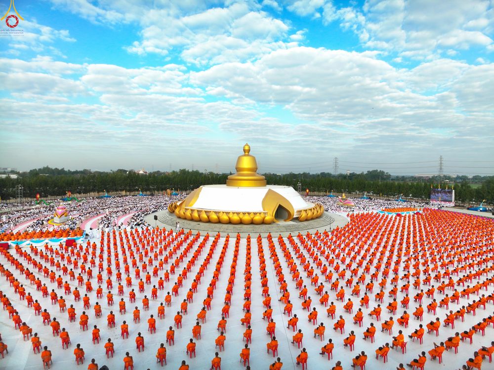 ภาพ No.302588:วันที่ 24 มกราคม พ.ศ. 2569 พิธีตักบาตรพระธรรมยาตรา(ภาพชุดที่ 2) ณ อนุสรณ์สถานลำดับที่ 5 สถานที่เผยแผ่วิชชาธรรมกายครั้งแรก อนุสรณ์สถานบางปลา วัดบางปลา อำเภอบางเลน จังหวัดนครปฐม ในโครงการธรรมยาตรา กตัญญูบูชา มหาปูชนียาจารย์ พระมงคลเทพมุนี(สด จนฺทสโร) พระผู