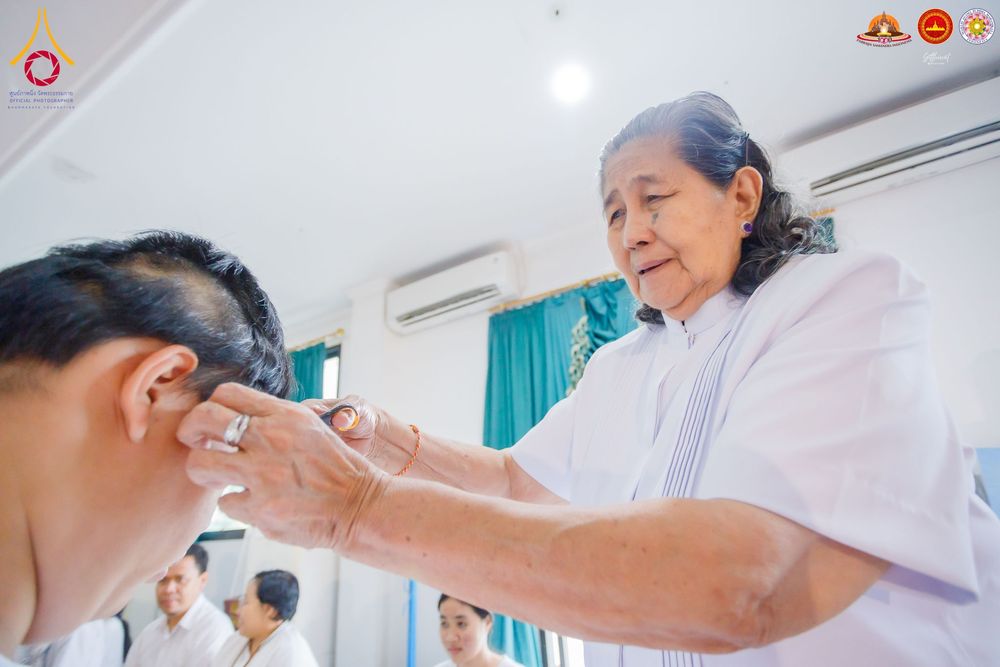 ภาพ No.284469:วันพุธที่ 17  ธันวาคม พ.ศ.2568  พิธีปลงผมนาคธรรมทายาท  โครงการบรรพชาสามเณรและบวชอุบาสิกาแก้ว  ณ วิทยาลัยศรีวิจายา (Sekolah Tinggi Agama Buddha Negeri Sriwijaya) เมืองตังเกอรัง จังหวัดบันเตน ประเทศอินโดนีเซีย