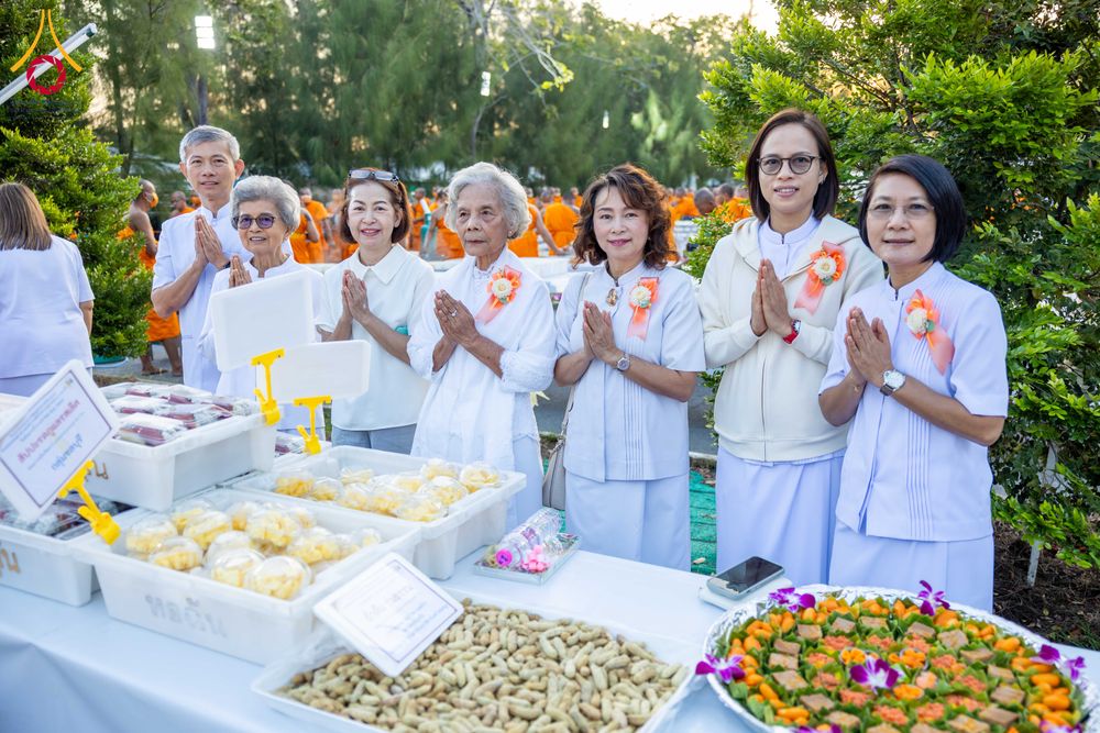 ภาพ No.288884:วันที่ 6 มกราคม พ.ศ. 2569 พิธีถวายภัตตาหารเป็นสังฆทาน แด่พระธรรมยาตรา ในโครงการธรรมยาตรา กตัญญูบูชา มหาปูชนียาจารย์ พระมงคลเทพมุนี(สด จนฺทสโร) พระผู้ปราบมาร อนุสรณ์สถาน 7 แห่ง ปีที่ 14 ณ อนุสรณ์สถานมหาวิหารพระมงคลเทพมุนี (โลตัสแลนด์) อ.สองพี่น้อง จ.สุพรร